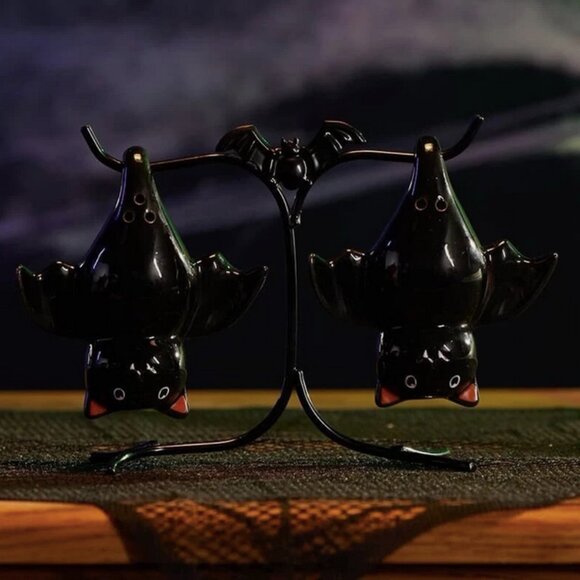 Cracker Barrel Hanging Bats With Stand Salt and Pepper Shaker Set Halloween NEW - Picture 2 of 3